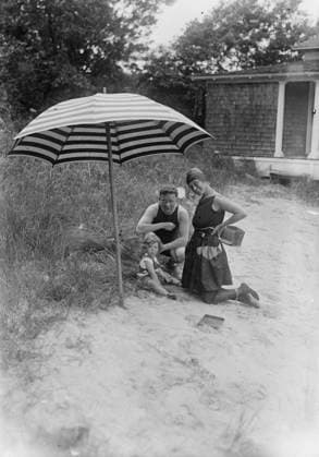 RECORD DATE NOT STATED Efrem Zimbalist & Alma Gluck, 1917. Shows Romanian-born American soprano opera singer Alma Gluck (1884-1939) with her husband, Efrem Zimbalist, Sr. and their daughter Maria, under a beach umbrella, vacationing possibly on Fishers Island, New York, August, 1917. Zimbalist was an internationally known concert violinist, composer, teacher, conductor, and director of the Curtis Institute of Music. Copyright:xHeritagexArt HeritagexImagesxBainxNewsxServicex IMAGO, ! ACHTUNG: AUFNAHMEDATUM GESCHÄTZT!  Copyright:HeritagexArt HeritagexImagesxBainxNewsxServicex IMAGO