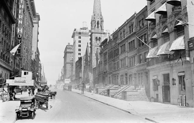 RECORD DATE NOT STATED 57th West from 6th Ave., 1916?. Shows the site of Steinway Hall, New York City, probably taken at the time Steinway Sons purchased the site for a new building. Zoning issues delayed construction until 1914-1925. Steeple of Calvary Baptist Church is visible. Copyright:xHeritagexArt HeritagexImagesxBainxNewsxServicex IMAGO, ! ACHTUNG: AUFNAHMEDATUM GESCHÄTZT!  Copyright:HeritagexArt HeritagexImagesxBainxNewsxServicex IMAGO