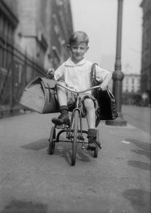 RECORD DATE NOT STATED After food sale, between c1915 and c1920. Transporting two packages from the local grocery store. Copyright:xHeritagexArt HeritagexImagesxBainxNewsxServicex IMAGO, ! ACHTUNG: AUFNAHMEDATUM GESCHÄTZT!  Copyright:HeritagexArt HeritagexImagesxBainxNewsxServicex IMAGO