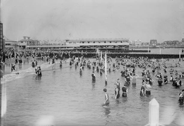 RECORD DATE NOT STATED Bathing at Brighton Beach, between c1910 and c1915. Copyright:xHeritagexArt HeritagexImagesxBainxNewsxServicex IMAGO, ! ACHTUNG: AUFNAHMEDATUM GESCHÄTZT!  Copyright:HeritagexArt HeritagexImagesxBainxNewsxServicex IMAGO