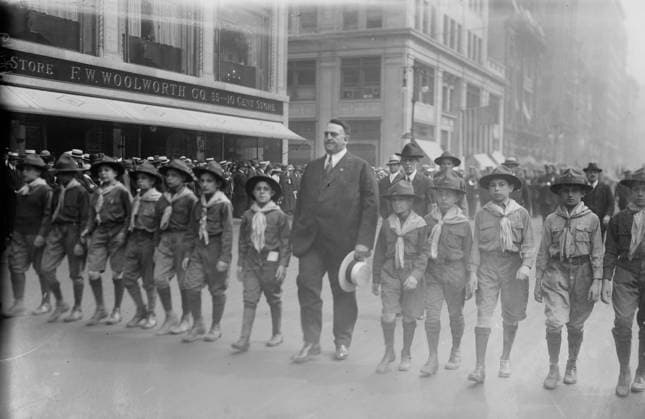 RECORD DATE NOT STATED Big Bill Edwards & scouts, 1919. Shows football player William Hanford Big Bill Edwards (1877-1943) at a parade to help the Boy Scouts raise money and get new members. Copyright:xHeritagexArt HeritagexImagesxBainxNewsxServicex IMAGO, ! ACHTUNG: AUFNAHMEDATUM GESCHÄTZT!  Copyright:HeritagexArt HeritagexImagesxBainxNewsxServicex IMAGO