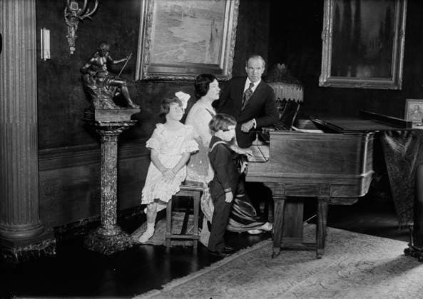 RECORD DATE NOT STATED Blackton family, between c1915 and c1920. Shows film director J. Stuart Blackton (1875-1941), his wife, actress and film director Paula Hilburn who is seated at a piano; and their two children, Violet Virginia Blackton (1910-1965) and Charles Stuart Blackton (1914-2007). Copyright:xHeritagexArt HeritagexImagesxBainxNewsxServicex IMAGO, ! ACHTUNG: AUFNAHMEDATUM GESCHÄTZT!  Copyright:HeritagexArt HeritagexImagesxBainxNewsxServicex IMAGO