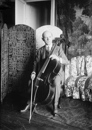 RECORD DATE NOT STATED Casals, between c1915 and c1920. Shows Spanish cellist Pablo Casals (1876-1973) with his cello. Copyright:xHeritagexArt HeritagexImagesxBainxNewsxServicex IMAGO, ! ACHTUNG: AUFNAHMEDATUM GESCHÄTZT!  Copyright:HeritagexArt HeritagexImagesxBainxNewsxServicex IMAGO