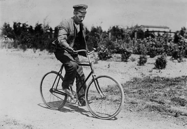 RECORD DATE NOT STATED Crippled German soldier, between c1915 and 1918. Shows a German disabled soldier with two prosthetic arms riding a bicycle on his way to work in Hindenburg s house at Konigsberg, Prussia (now Kaliningrad, Russia) during World War I. Copyright:xHeritagexArt HeritagexImagesxBainxNewsxServicex IMAGO, ! ACHTUNG: AUFNAHMEDATUM GESCHÄTZT!  Copyright:HeritagexArt HeritagexImagesxBainxNewsxServicex IMAGO