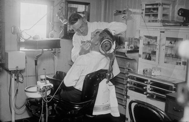 RECORD DATE NOT STATED Dentist on COMFORT, between c1915 and c1920. Copyright:xHeritagexArt HeritagexImagesxBainxNewsxServicex IMAGO, ! ACHTUNG: AUFNAHMEDATUM GESCHÄTZT!  Copyright:HeritagexArt HeritagexImagesxBainxNewsxServicex IMAGO