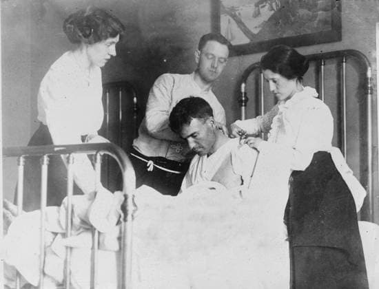 RECORD DATE NOT STATED Dr. James F Grant, ship s surgeon, fixing up Gordan G Davidson, survivor of EMPRESS OF IRELAND, with aid of nurses in Hotel Frontenac at Quebec, 1914. Shows Dr James Frederick Grant (1887-1947) who survived the wreck of the RMS Empress of Ireland which sank on the Saint Lawrence River, Quebec, May 29, 1914. Copyright:xHeritagexArt HeritagexImagesxBainxNewsxServicex IMAGO, ! ACHTUNG: AUFNAHMEDATUM GESCHÄTZT!  Copyright:HeritagexArt HeritagexImagesxBainxNewsxServicex IMAGO