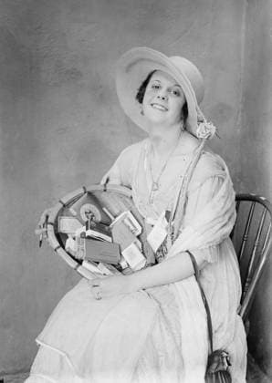 RECORD DATE NOT STATED Estelle Thomas, 1917. Shows actress Estelle Thomas selling cigarettes at the Actors Fund Fair which took place in New York City in May and June 1917. Copyright:xHeritagexArt HeritagexImagesxBainxNewsxServicex IMAGO, ! ACHTUNG: AUFNAHMEDATUM GESCHÄTZT!  Copyright:HeritagexArt HeritagexImagesxBainxNewsxServicex IMAGO
