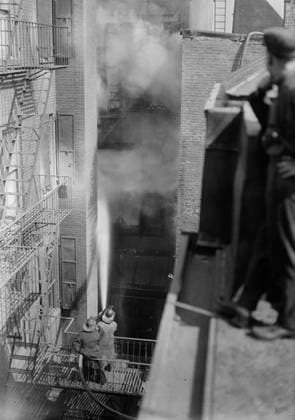 RECORD DATE NOT STATED Fire, 6th Ave. & 18th, 1916. Copyright:xHeritagexArt HeritagexImagesxBainxNewsxServicex IMAGO, ! ACHTUNG: AUFNAHMEDATUM GESCHÄTZT!  Copyright:HeritagexArt HeritagexImagesxBainxNewsxServicex IMAGO