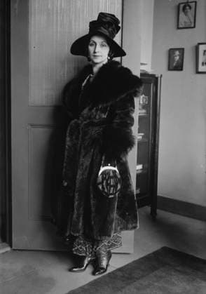 RECORD DATE NOT STATED Galli-Curci, between c1915 and c1920. Shows Italian coloratura soprano opera singer Amelita Galli-Curci (1882-1963) wearing a fur coat and hat. Copyright:xHeritagexArt HeritagexImagesxBainxNewsxServicex IMAGO, ! ACHTUNG: AUFNAHMEDATUM GESCHÄTZT!  Copyright:HeritagexArt HeritagexImagesxBainxNewsxServicex IMAGO