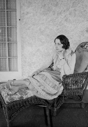RECORD DATE NOT STATED Galli-Curci, between c1915 and c1920. Shows Italian coloratura soprano opera singer Amelita Galli-Curci (1882-1963) on wicker chaise lounge. Copyright:xHeritagexArt HeritagexImagesxBainxNewsxServicex IMAGO, ! ACHTUNG: AUFNAHMEDATUM GESCHÄTZT!  Copyright:HeritagexArt HeritagexImagesxBainxNewsxServicex IMAGO