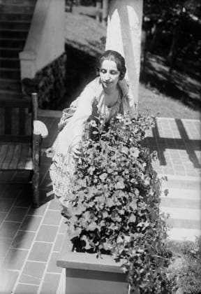 RECORD DATE NOT STATED Galli-Curci, between c1915 and c1920. Shows Italian coloratura soprano opera singer Amelita Galli-Curci (1882-1963). Copyright:xHeritagexArt HeritagexImagesxBainxNewsxServicex IMAGO, ! ACHTUNG: AUFNAHMEDATUM GESCHÄTZT!  Copyright:HeritagexArt HeritagexImagesxBainxNewsxServicex IMAGO