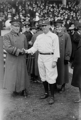 RECORD DATE NOT STATED General Leonard Wood & Wild Bill Donovan, manager, New York AL, at Polo Grounds, New York (baseball), 1917. Copyright:xHeritagexArt HeritagexImagesxBainxNewsxServicex IMAGO, ! ACHTUNG: AUFNAHMEDATUM GESCHÄTZT!  Copyright:HeritagexArt HeritagexImagesxBainxNewsxServicex IMAGO