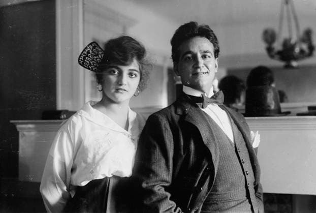 RECORD DATE NOT STATED H. Lazaro & wife, 1917. Shows Catalan-Spanish opera singer Hipo lito La zaro (1887-1974) with his wife, < Name not Found! >. Copyright:xHeritagexArt HeritagexImagesxBainxNewsxServicex IMAGO, ! ACHTUNG: AUFNAHMEDATUM GESCHÄTZT!  Copyright:HeritagexArt HeritagexImagesxBainxNewsxServicex IMAGO