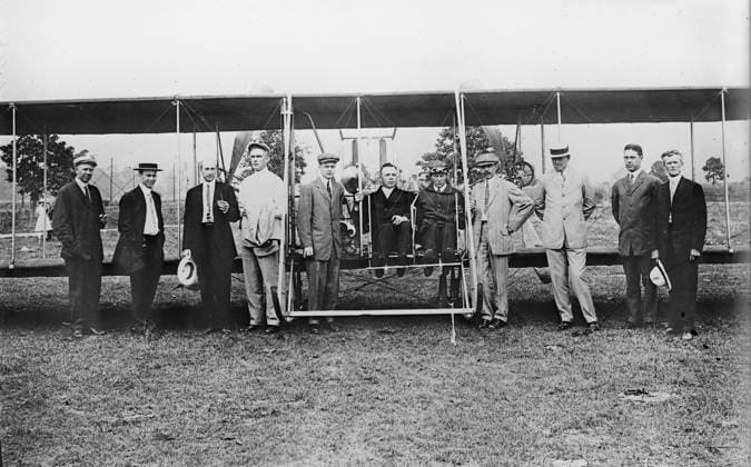 RECORD DATE NOT STATED Wright Model B Flyer preparing for the Hearst Transcontinental Flight Derby, Dayton, Ohio, 1911. Shows Homer C. Lathrop (Cole Motor Car Company), D.J. Burns, R.E. Nixon, R.P. Henderson (Cole Motor Car Company), L.S. French (Cole Motor Car Company), W.F. Grundy, aviator Robert Grant Bob Fowler, Joseph Jarret Cole (Cole Motor Car Company), W.L. Colt (Colt-Stratton Company), C.P. Henderson (Cole Motor Car Company), and Harry L. Stratton (Colt-Stratton Company) with the Wright Model B Flyer called the Cole Flyer, preparing for the Hearst Transcontinental Flight Derby, Dayton, Ohio. Copyright:xHeritagexArt HeritagexImagesxBainxNewsxServicex IMAGO, ! ACHTUNG: AUFNAHMEDATUM GESCHÄTZT!  Copyright:HeritagexArt HeritagexImagesxBainxNewsxServicex IMAGO
