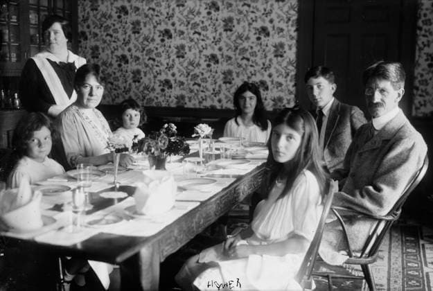 RECORD DATE NOT STATED Homer, 1919. Shows the family of composer Sidney Homer (1864-1953) and his wife, contralto opera singer Louise Dilworth Homer (1871-1947). Copyright:xHeritagexArt HeritagexImagesxBainxNewsxServicex IMAGO, ! ACHTUNG: AUFNAHMEDATUM GESCHÄTZT!  Copyright:HeritagexArt HeritagexImagesxBainxNewsxServicex IMAGO