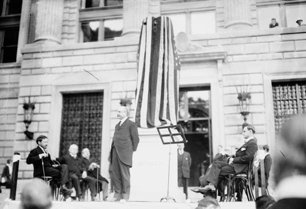 RECORD DATE NOT STATED Jefferson unveiling, 1914. Shows the Thomas Jefferson statue which was a gift of the Joseph Pulitzer estate to Columbia University, New York City. The statue was unveiled in a ceremony on June 2, 1914. Dr. Nicholas Murray Butler, President of Columbia University, speaks at the unveilling of the Partridge statue of Thomas Jefferson, presented to the University by Ralph Pulitzer in a ceremony in front of the Columbia School of Journalism. Flickr. Copyright:xHeritagexArt HeritagexImagesxBainxNewsxServicex IMAGO, ! ACHTUNG: AUFNAHMEDATUM GESCHÄTZT!  Copyright:HeritagexArt HeritagexImagesxBainxNewsxServicex IMAGO