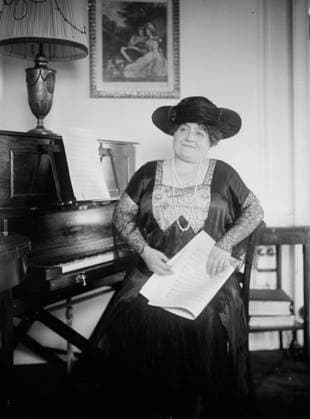 RECORD DATE NOT STATED L. Tetrazzini, 1920. Shows opera singer Luisa Tetrazzini (1871-1940) at piano. Copyright:xHeritagexArt HeritagexImagesxBainxNewsxServicex IMAGO, ! ACHTUNG: AUFNAHMEDATUM GESCHÄTZT!  Copyright:HeritagexArt HeritagexImagesxBainxNewsxServicex IMAGO