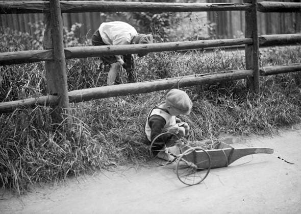 GÖTEBORG 1927-07-25. Lekande barn. *** Local Caption *** GT - Lada 1927-04 GÖTEBORG SVERIGE x2524x *** GÖTEBORG 1927 07 25 Children playing Local Caption GT Lada 1927 04 GÖTEBORG SWEDEN x2524x  Copyright: xKamerareportage TTx LEKANDE BARN