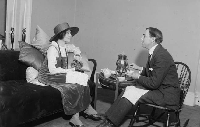 RECORD DATE NOT STATED Margaret Mower & Stuart Walker, between c1915 and c1920. Shows theater and film director Stuart Armstrong Walker (1888-1941) with actress Margaret Mower. Mower was a member of Walker s Portmanteau Players theater company. Copyright:xHeritagexArt HeritagexImagesxBainxNewsxServicex IMAGO, ! ACHTUNG: AUFNAHMEDATUM GESCHÄTZT!  Copyright:HeritagexArt HeritagexImagesxBainxNewsxServicex IMAGO