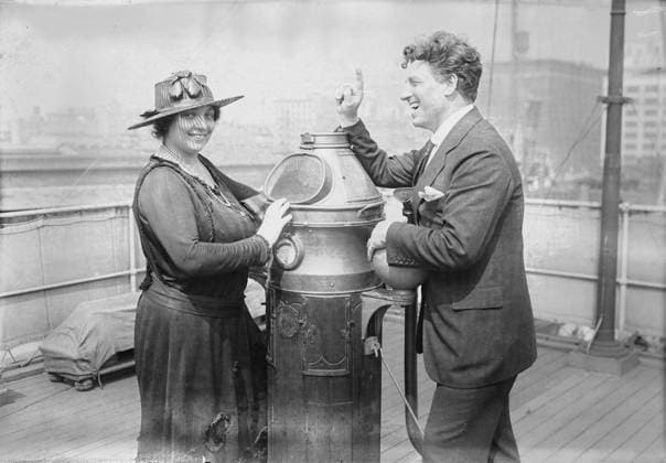 RECORD DATE NOT STATED Martinelli, between c1915 and c1920. Shows Italian opera singer Giovanni Martinelli (1885-1969) with his wife Adele Previtali. Copyright:xHeritagexArt HeritagexImagesxBainxNewsxServicex IMAGO, ! ACHTUNG: AUFNAHMEDATUM GESCHÄTZT!  Copyright:HeritagexArt HeritagexImagesxBainxNewsxServicex IMAGO