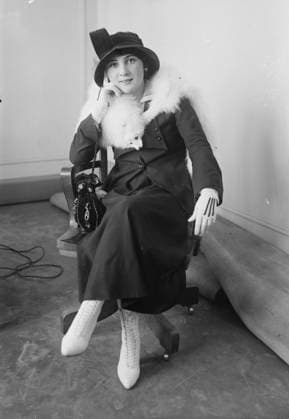 RECORD DATE NOT STATED Mrs. Earl Carroll, between c1915 and c1920. Shows actress Marcelle Hontabat (1897-1936) who was the wife of theater producer and composer Carl Carroll (1893-1948). Copyright:xHeritagexArt HeritagexImagesxBainxNewsxServicex IMAGO, ! ACHTUNG: AUFNAHMEDATUM GESCHÄTZT!  Copyright:HeritagexArt HeritagexImagesxBainxNewsxServicex IMAGO
