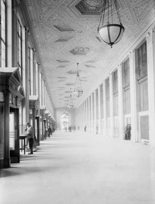 RECORD DATE NOT STATED N.Y. Post Office -- main corridor, between c1914 and c1915. Shows the Pennsylvania Terminal Post Office (General Post Office Building), now called the James A. Farley Building, located at 421 Eighth Avenue, New York City. Copyright:xHeritagexArt HeritagexImagesxBainxNewsxServicex IMAGO, ! ACHTUNG: AUFNAHMEDATUM GESCHÄTZT!  Copyright:HeritagexArt HeritagexImagesxBainxNewsxServicex IMAGO