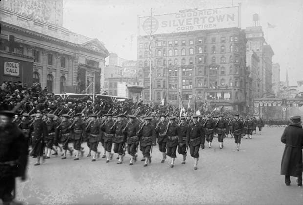RECORD DATE NOT STATED Naval Parade, 12 26 18, 1918. Shows a Naval parade in front of the New York Public Library, Fifth Avenue between 40th and 42nd Streets, which took place on December 26, 1918. Copyright:xHeritagexArt HeritagexImagesxBainxNewsxServicex IMAGO, ! ACHTUNG: AUFNAHMEDATUM GESCHÄTZT!  Copyright:HeritagexArt HeritagexImagesxBainxNewsxServicex IMAGO