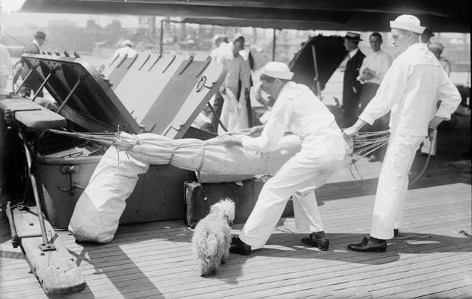 RECORD DATE NOT STATED Packing hammocks, MAINE, between c1915 and c1920. Copyright:xHeritagexArt HeritagexImagesxBainxNewsxServicex IMAGO, ! ACHTUNG: AUFNAHMEDATUM GESCHÄTZT!  Copyright:HeritagexArt HeritagexImagesxBainxNewsxServicex IMAGO
