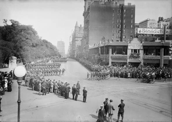 RECORD DATE NOT STATED Parade, Columbus Circle, between c1910 and c1915. Part of the festivities for the dedication of the USS Maine National Monument at the Merchants Gate entrance to Central Park. Copyright:xHeritagexArt HeritagexImagesxBainxNewsxServicex IMAGO, ! ACHTUNG: AUFNAHMEDATUM GESCHÄTZT!  Copyright:HeritagexArt HeritagexImagesxBainxNewsxServicex IMAGO