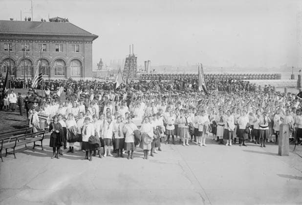 RECORD DATE NOT STATED Raising N.Y.City s flag, 1916. Shows a group of students gathered for the raising of the flag of New York City on May 4, 1916. Copyright:xHeritagexArt HeritagexImagesxBainxNewsxServicex IMAGO, ! ACHTUNG: AUFNAHMEDATUM GESCHÄTZT!  Copyright:HeritagexArt HeritagexImagesxBainxNewsxServicex IMAGO