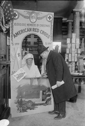 RECORD DATE NOT STATED Red Cross Drive, 1917. Shows a man joining the American Red Cross during their campaign to enlist new members which began on December 17, 1917 and was expected to last through Christmas. Copyright:xHeritagexArt HeritagexImagesxBainxNewsxServicex IMAGO, ! ACHTUNG: AUFNAHMEDATUM GESCHÄTZT!  Copyright:HeritagexArt HeritagexImagesxBainxNewsxServicex IMAGO