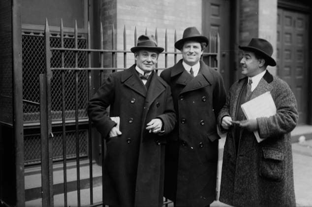 RECORD DATE NOT STATED Reschiglian - Martinelli - Dua, between c1915 and c1920. Shows (left to right) Italian baritone opera singer Vincenzo Reschiglian (1874?-1955), Italian tenor opera singer Giovanni Martinelli (1885?-1969) and Belgian tenor opera singer Octave Dua (1882-1952). The men are at the stage entrance to the Metropolitan Opera House in New York City. Copyright:xHeritagexArt HeritagexImagesxBainxNewsxServicex IMAGO, ! ACHTUNG: AUFNAHMEDATUM GESCHÄTZT!  Copyright:HeritagexArt HeritagexImagesxBainxNewsxServicex IMAGO