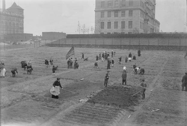 RECORD DATE NOT STATED Rockefeller garden, 1917. Shows children gardening in a Rockefeller Garden in its new location at 65th Street and Avenue A in May 1917. The National Plant, Flower and Fruit Guild tended the garden donated by the Rockefeller Foundation. Large building with sign Central Brewing Co. in background. Copyright:xHeritagexArt HeritagexImagesxBainxNewsxServicex IMAGO, ! ACHTUNG: AUFNAHMEDATUM GESCHÄTZT!  Copyright:HeritagexArt HeritagexImagesxBainxNewsxServicex IMAGO