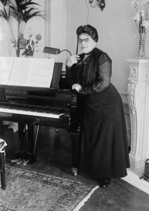 RECORD DATE NOT STATED Sembrich, between c1915 and c1920. Shows Polish soprano opera singer Marcella Sembrich (1858-1935) who was born Prakseda Marcelina Kochanska. She performed at the Metropolitan Opera in New York City and the Royal Opera House in London. Sembrich is standing by a piano holding lorgnette eyeglasses. Copyright:xHeritagexArt HeritagexImagesxBainxNewsxServicex IMAGO, ! ACHTUNG: AUFNAHMEDATUM GESCHÄTZT!  Copyright:HeritagexArt HeritagexImagesxBainxNewsxServicex IMAGO