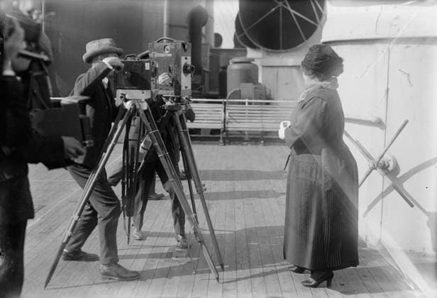 RECORD DATE NOT STATED Tetrazzini, between c1915 and c1920. Shows opera singer Luisa Tetrazzini (1871-1940) in front of photographers and motion picture cameras. Copyright:xHeritagexArt HeritagexImagesxBainxNewsxServicex IMAGO, ! ACHTUNG: AUFNAHMEDATUM GESCHÄTZT!  Copyright:HeritagexArt HeritagexImagesxBainxNewsxServicex IMAGO