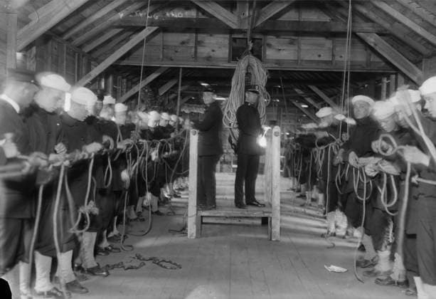 RECORD DATE NOT STATED Tying knots, between c1915 and c1920. Copyright:xHeritagexArt HeritagexImagesxBainxNewsxServicex IMAGO, ! ACHTUNG: AUFNAHMEDATUM GESCHÄTZT!  Copyright:HeritagexArt HeritagexImagesxBainxNewsxServicex IMAGO