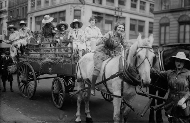 RECORD DATE NOT STATED Women s Land Army, between c1915 and c1920. Copyright:xHeritagexArt HeritagexImagesxBainxNewsxServicex IMAGO, ! ACHTUNG: AUFNAHMEDATUM GESCHÄTZT!  Copyright:HeritagexArt HeritagexImagesxBainxNewsxServicex IMAGO