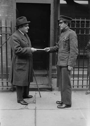 RECORD DATE NOT STATED Caruso greets a marine, between c1915 and c1920. Copyright:xHeritagexArt HeritagexImagesxBainxNewsxServicex IMAGO, ! ACHTUNG: AUFNAHMEDATUM GESCHÄTZT!  Copyright:HeritagexArt HeritagexImagesxBainxNewsxServicex IMAGO