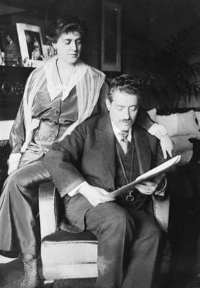 RECORD DATE NOT STATED F. Kreisler & wife, 1917. Shows violinist and composer Fritz Kreisler (1875-1962) with his wife Harriet. Copyright:xHeritagexArt HeritagexImagesxBainxNewsxServicex IMAGO, ! ACHTUNG: AUFNAHMEDATUM GESCHÄTZT!  Copyright:HeritagexArt HeritagexImagesxBainxNewsxServicex IMAGO