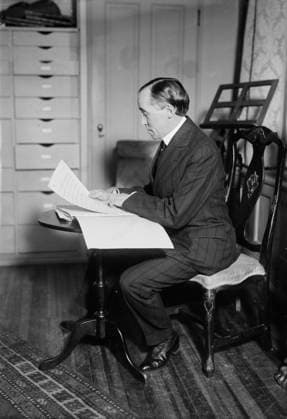RECORD DATE NOT STATED Geo. Hamlin, between c1915 and c1920. Shows tenor singer George Hamlin (1869-1923) reading music. Copyright:xHeritagexArt HeritagexImagesxBainxNewsxServicex IMAGO, ! ACHTUNG: AUFNAHMEDATUM GESCHÄTZT!  Copyright:HeritagexArt HeritagexImagesxBainxNewsxServicex IMAGO
