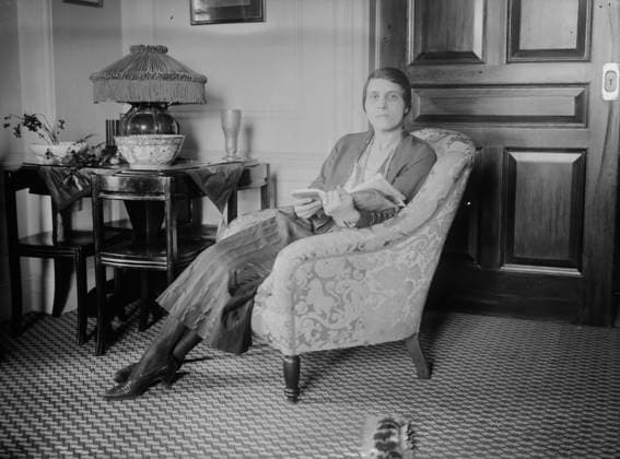 RECORD DATE NOT STATED Gutman, between c1915 and c1920. Shows Elizabeth Gutman Kaye (1891-1971), an American singer and painter, sitting in a chair. Copyright:xHeritagexArt HeritagexImagesxBainxNewsxServicex IMAGO, ! ACHTUNG: AUFNAHMEDATUM GESCHÄTZT!  Copyright:HeritagexArt HeritagexImagesxBainxNewsxServicex IMAGO