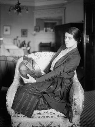 RECORD DATE NOT STATED Gutman, between c1915 and c1920. Shows Elizabeth Gutman Kaye (1891-1971), an American singer and painter, sitting in a chair. Copyright:xHeritagexArt HeritagexImagesxBainxNewsxServicex IMAGO, ! ACHTUNG: AUFNAHMEDATUM GESCHÄTZT!  Copyright:HeritagexArt HeritagexImagesxBainxNewsxServicex IMAGO