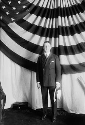 RECORD DATE NOT STATED J.B. Wells, 1917 and 1918. Shows tenor singer John Barnes Wells (October 17, 1880 - August 8, 1935) standing in front of an American flag. Copyright:xHeritagexArt HeritagexImagesxBainxNewsxServicex IMAGO, ! ACHTUNG: AUFNAHMEDATUM GESCHÄTZT!  Copyright:HeritagexArt HeritagexImagesxBainxNewsxServicex IMAGO
