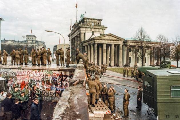 ARKIV 1989-11-14 Folksamling framför Berlinmuren i Västberlin, Västtyskland, 14:e november 1989, med östtyska gränsvakter staendes pa muren framför Brandenburger Tor i Östberlin, Östtyskland i samband med murens fall. Berlin Tyskland x11014x *** ARCHIVE 1989 11 14 Gathering in front of the Berlin Wall in West Berlin, West Germany, November 14, 1989, with East German border guards standing on the wall in front of the Brandenburg Gate in East Berlin, East Germany in connection with the fall of the wall Berlin Germany x11014x  Copyright: xPeterxDiedrichx xSvDx xTTx x BERLINMURENS FALL