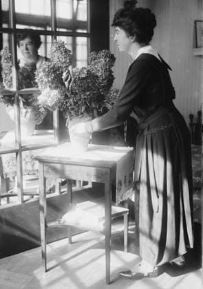 RECORD DATE NOT STATED Maude i.e. Maud Powell, between c1915 and c1920. Shows American violinist Maud Powell (1867-1920) with bouquet of flowers. Copyright:xHeritagexArt HeritagexImagesxBainxNewsxServicex IMAGO, ! ACHTUNG: AUFNAHMEDATUM GESCHÄTZT!  Copyright:HeritagexArt HeritagexImagesxBainxNewsxServicex IMAGO