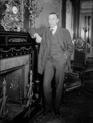 RECORD DATE NOT STATED Rachmaninoff, between c1915 and c1920. Shows Sergei Vasilievich Rachmaninoff (1873-1943) standing at a fireplace. Copyright:xHeritagexArt HeritagexImagesxBainxNewsxServicex IMAGO, ! ACHTUNG: AUFNAHMEDATUM GESCHÄTZT!  Copyright:HeritagexArt HeritagexImagesxBainxNewsxServicex IMAGO