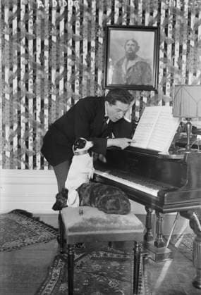 RECORD DATE NOT STATED A. Didur, between c1915 and c1920. Shows Adam Didur (1873-1946), a Polish bass opera singer, standing next to a piano with dogs. Copyright:xHeritagexArt HeritagexImagesxBainxNewsxServicex IMAGO, ! ACHTUNG: AUFNAHMEDATUM GESCHÄTZT!  Copyright:HeritagexArt HeritagexImagesxBainxNewsxServicex IMAGO