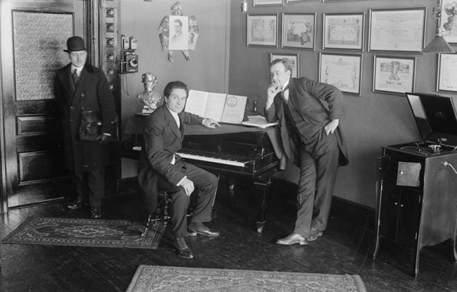 RECORD DATE NOT STATED A. Salmaggi, between c1915 and c1920. Shows opera producer Alfredo Salmaggi (1886-1975) seated at a piano, two other men in room. Copyright:xHeritagexArt HeritagexImagesxBainxNewsxServicex IMAGO, ! ACHTUNG: AUFNAHMEDATUM GESCHÄTZT!  Copyright:HeritagexArt HeritagexImagesxBainxNewsxServicex IMAGO