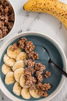 Blue spirulina smoothie bowl with banana slices and granola clusters Lindon, Utah, United States R_SOVU241015A-1563346-01