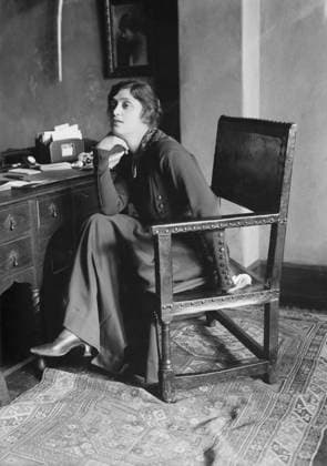 RECORD DATE NOT STATED Alma Gluck, 1917. Shows opera singer Alma Gluck (1884-1938), seated at a desk. Copyright:xHeritagexArt HeritagexImagesxBainxNewsxServicex IMAGO, ! ACHTUNG: AUFNAHMEDATUM GESCHÄTZT!  Copyright:HeritagexArt HeritagexImagesxBainxNewsxServicex IMAGO